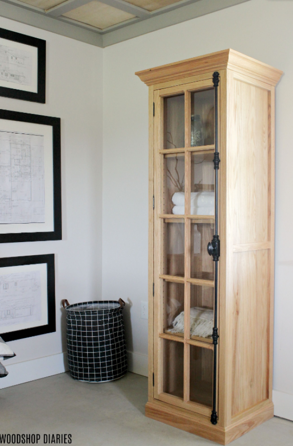 Lemari dengan Pintu Kaca Berbingkai Kayu